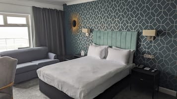 Quarto casal superior, sacada, vista para o oceano | Escrivaninha, ferros/tábuas de passar roupa, Wi-Fi de cortesia