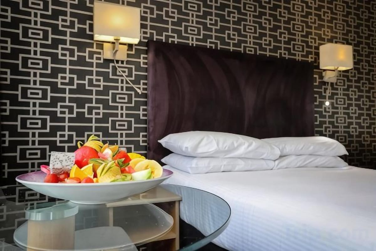Desk, iron/ironing board (on request), WiFi (free), bed sheets