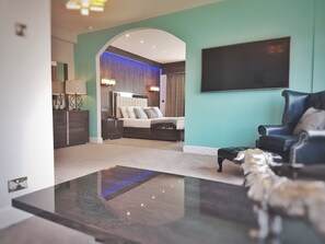 Suite presidencial, 1 cama King size, vista al mar | Escritorio, tabla de planchar con plancha, wifi gratis y ropa de cama