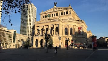 Un edificio clásico con una cúpula central, ventanas arqueadas y estatuas.