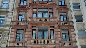 Un edificio de varios pisos con el nombre 