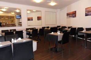 Dagelijks ontbijtbuffet (EUR 10 per persoon)