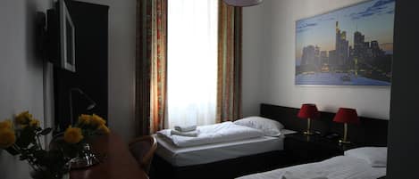 Værelse med 2 enkeltsenge | Minibar, pengeskab på værelset, skrivebord, lydisolering