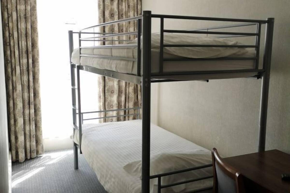 Ropa de cama hipoalergénica y escritorio