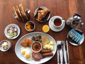 Desayuno completo diario (GBP 12.95 por persona)