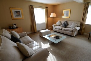 Suite Tradisional | Area keluarga | Televisi layar datar 32-inci dengan saluran TV kabel dan TV