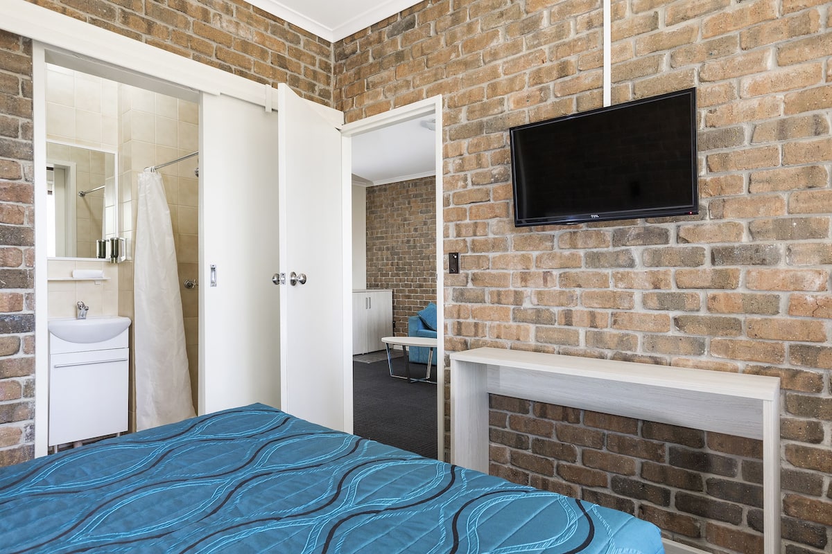 family room | desk, iron/ironing board, free cots/infant beds, rollaway beds