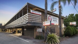 A motel with a sign indicating a car parking area and a reception. - Marion Motel and Apartments (Plympton Park)