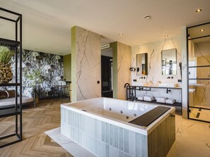 Be Serene Suite | Bathroom | Separate tub and shower, free toiletries, towels - Van der Valk Hotel Heerlen (Heerlen)