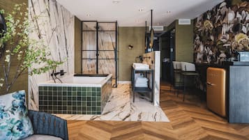 Be Pure Suite | Badkamer | Een aparte badkuip en douche, gratis toiletartikelen, handdoeken