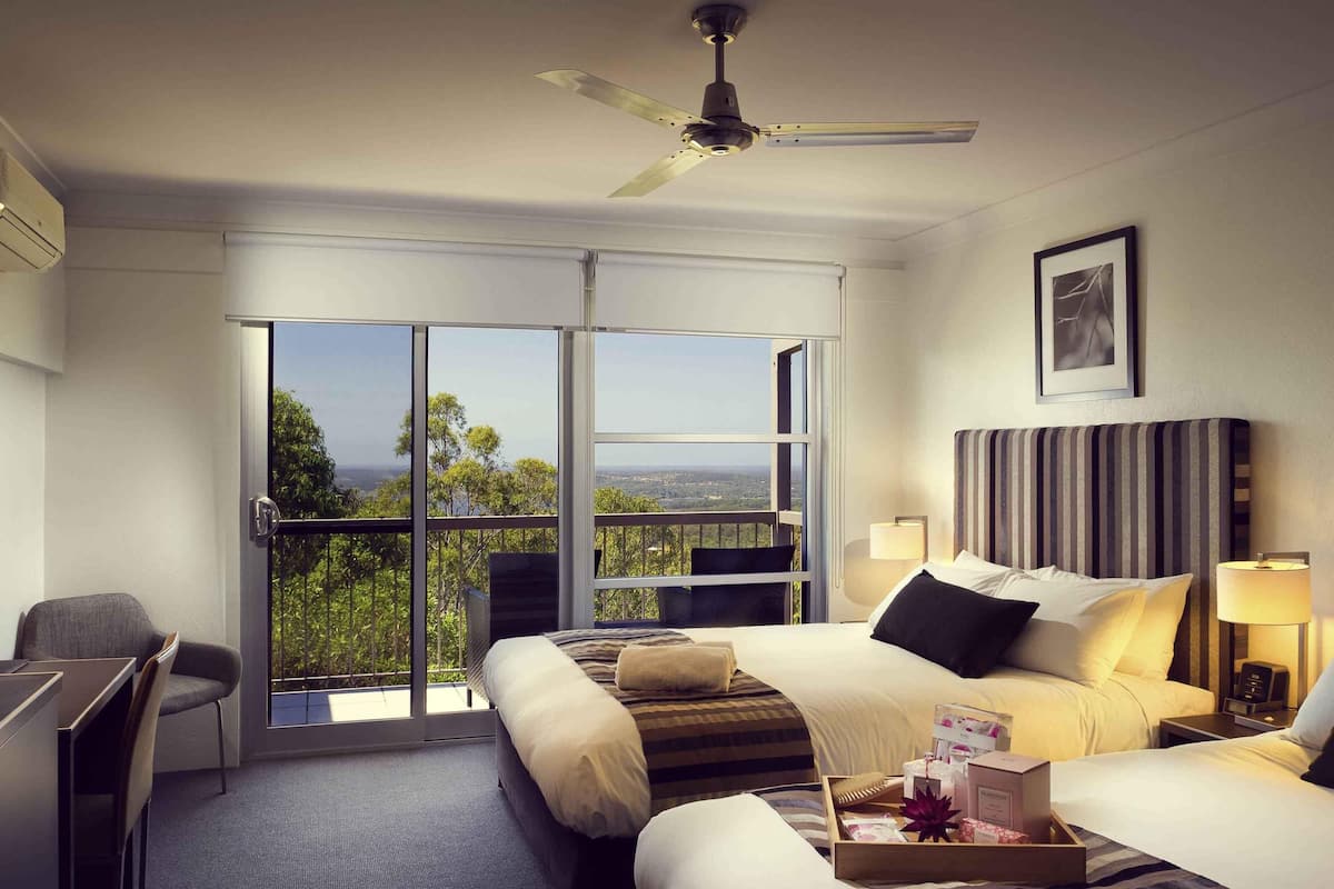 Skrivebord, strygejern/strygebræt, baby-/barnesenge (tillægsgebyr)