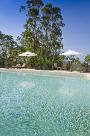 Piscine extérieure, chaises longues