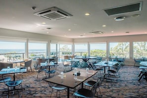 2 restaurantes, é servido jantar