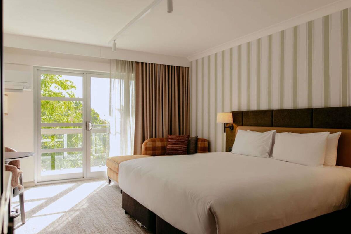 Deluxe Room, 1 Queen Bed, Mountain View | Desk, iron/ironing board, cribs (surcharge), WiFi (free)