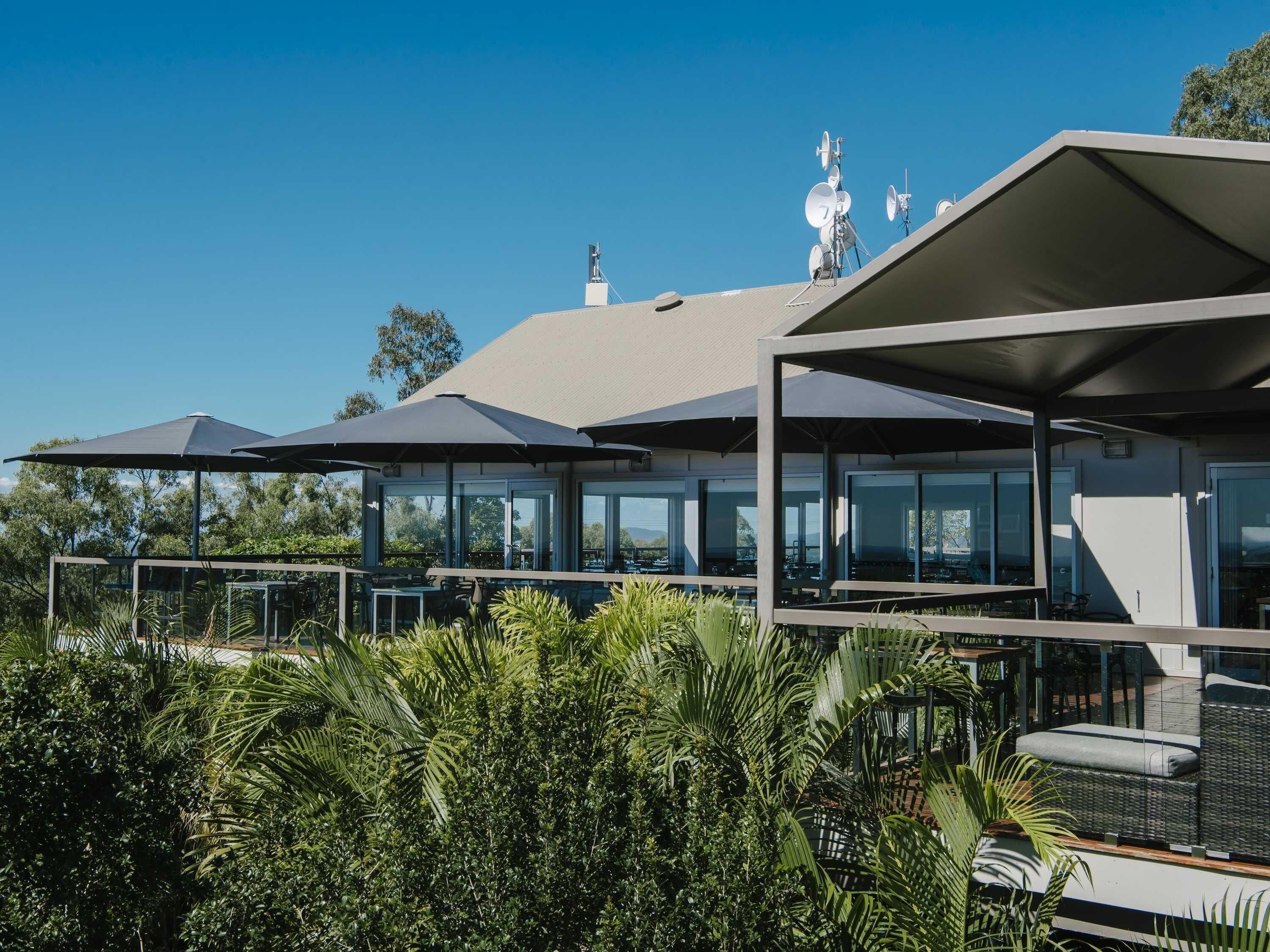 2 ravintolaa, joissa tarjoillaan illallinen