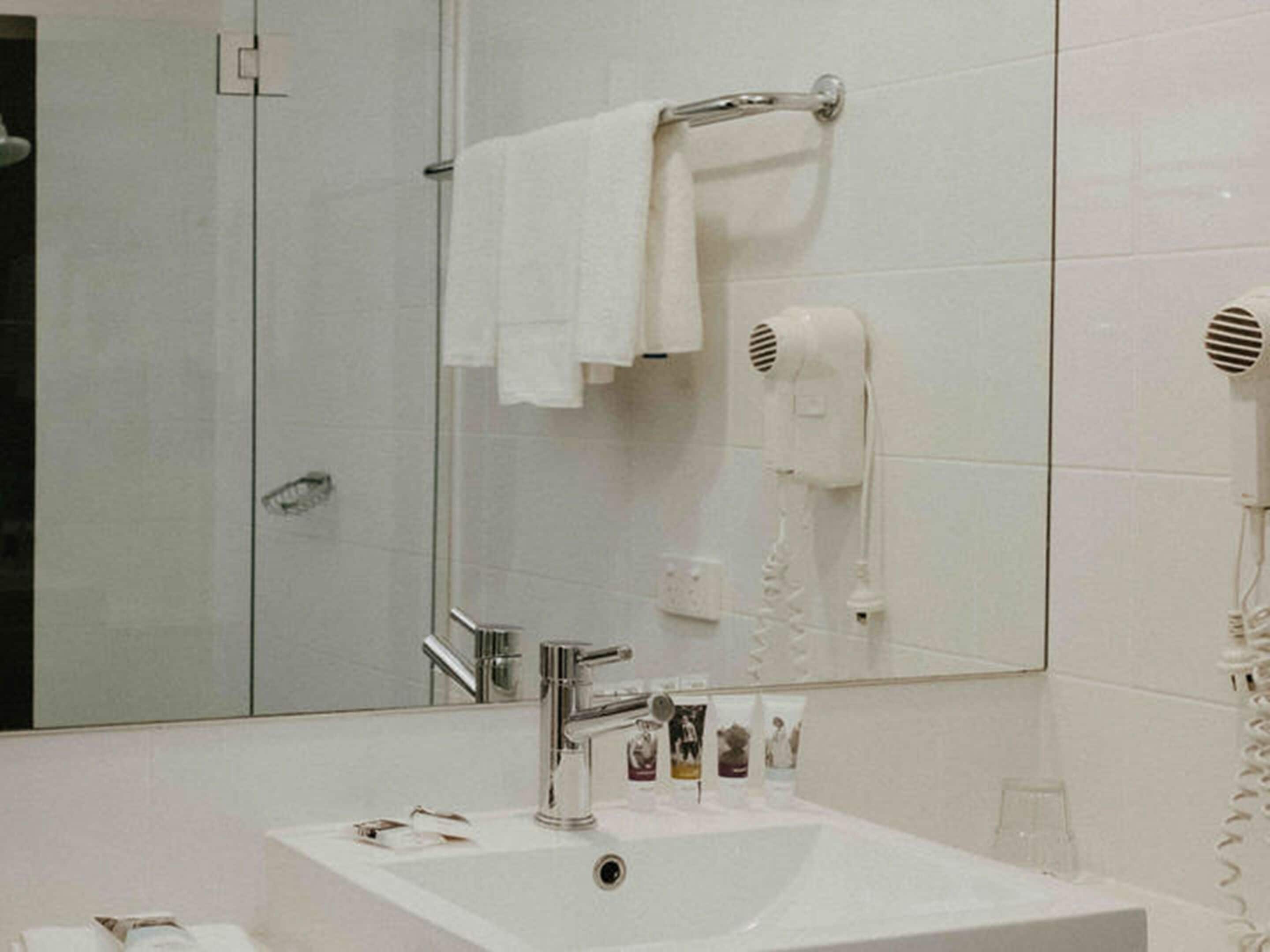 deluxe room, 1 queen bed, mountain view | bathroom | shower, eco-friendly toiletries, hair dryer, towels