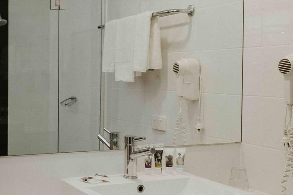 deluxe room, 1 queen bed, mountain view | bathroom | shower, eco-friendly toiletries, hair dryer, towels