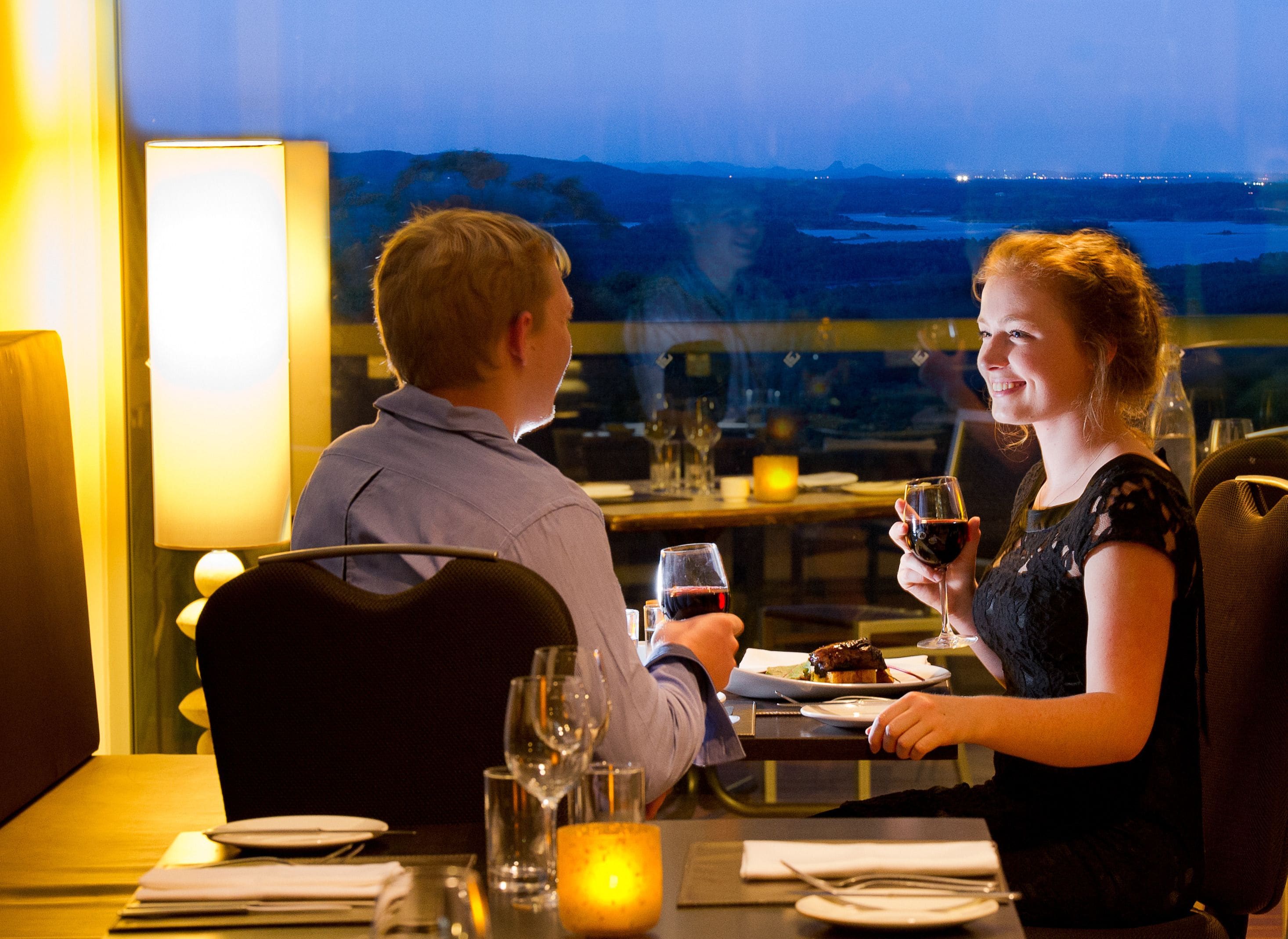 2 restaurants, dinner served