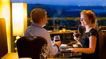 2 restaurantes; se sirven cenas