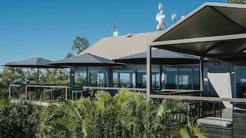 2 restaurantes; se sirven cenas