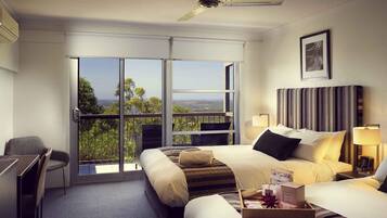 Skrivebord, strykejern/-brett, barnesenger og wi-fi (inkludert)