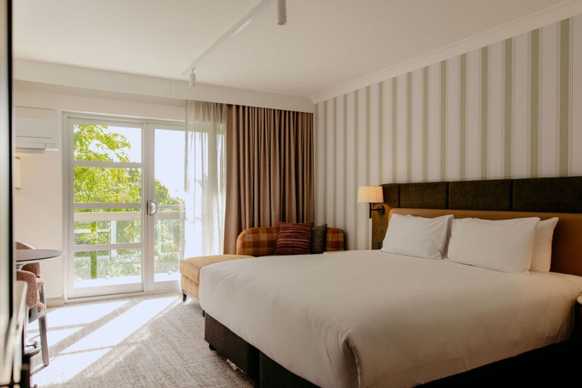 Classic Room, 1 Queen Bed | Desk, iron/ironing board, cribs (surcharge), WiFi (free)
