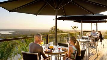 2 restaurants, dinner served