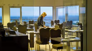 2 restaurants, dinner served