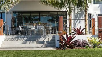 Bar en bord de piscine