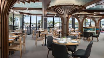 Frokost, lunsj og middag serveres, fusjonsretter, utsikt mot havet