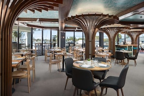 Der serveres morgenmad, frokost og fusionsretter med havudsigt