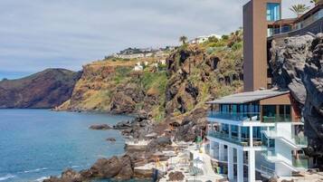 Alberca techada y alberca al aire libre