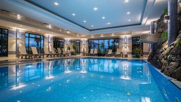 Alberca techada y alberca al aire libre