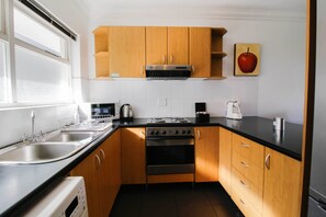 คลาสสิกอพาร์ทเมนท์, 1 ห้องนอน | ครัวส่วนตัว | ตู้เย็น, ไมโครเวฟ, เครื่องชงกาแฟ/ชา, เครื่องครัว/จาน/ช้อนส้อม