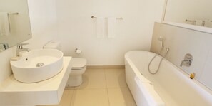 Standard Apartment, 2 Bedrooms | Bathroom | Shower, free toiletries, hair dryer, towels - Mouille Point Village (Cape Town)