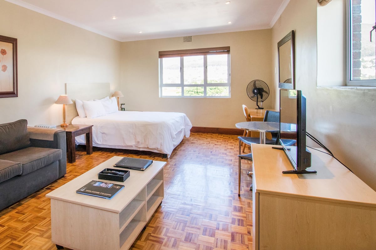 開放式客房, 1 張特大雙人床 | 房內夾萬、熨斗/熨衫板、免費 Wi-Fi