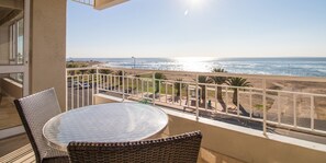 Appartement Luxe, 2 chambres | Vue sur la plage/l’océan