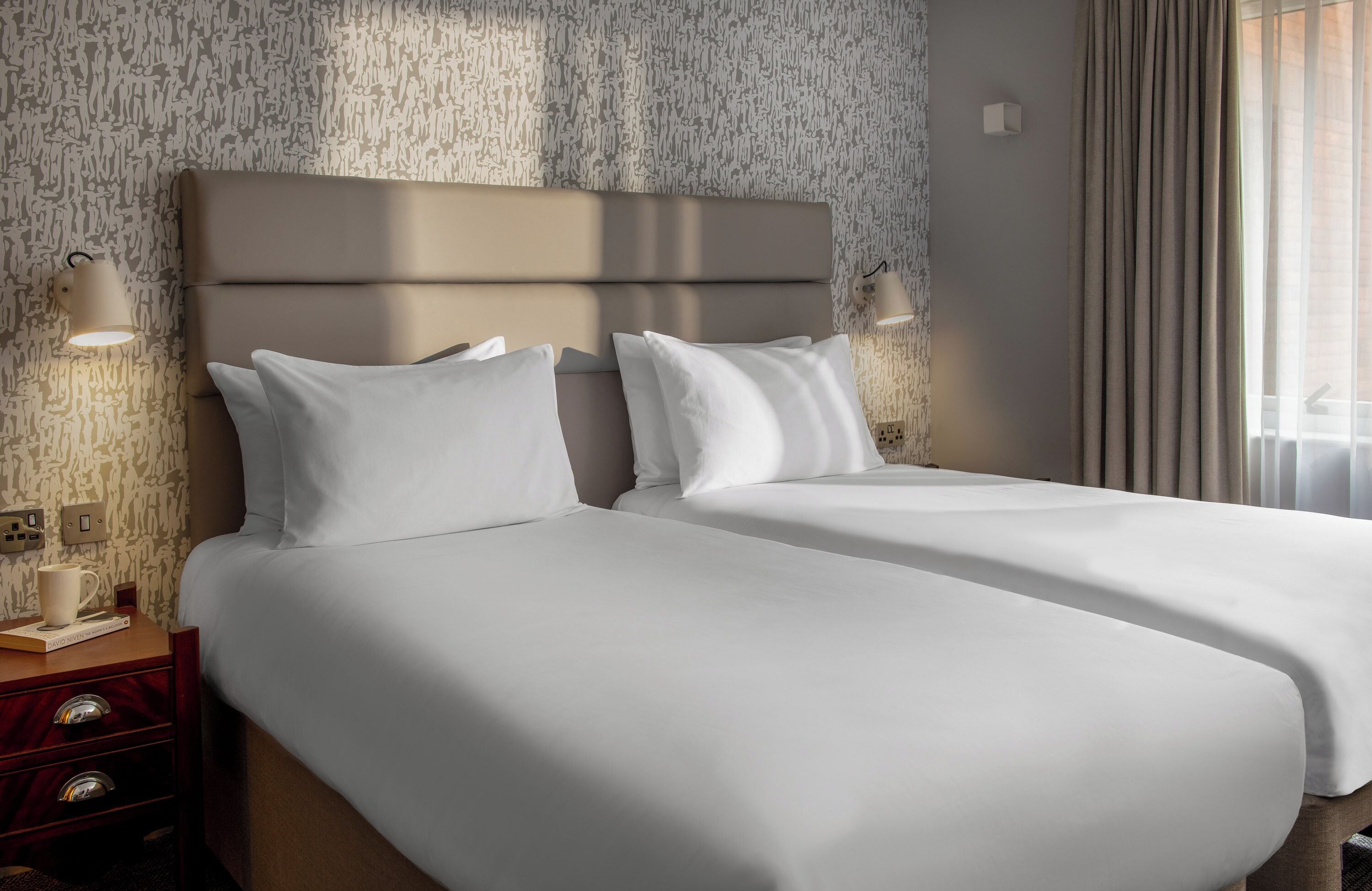 Tomannsrom, 2 enkeltsenger | Sengetøy av topp kvalitet, skrivebord og skrivebord for bærbar PC