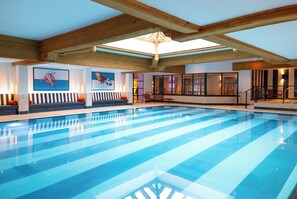 สระว่ายน้ำในร่ม, เก้าอี้อาบแดดริมสระ