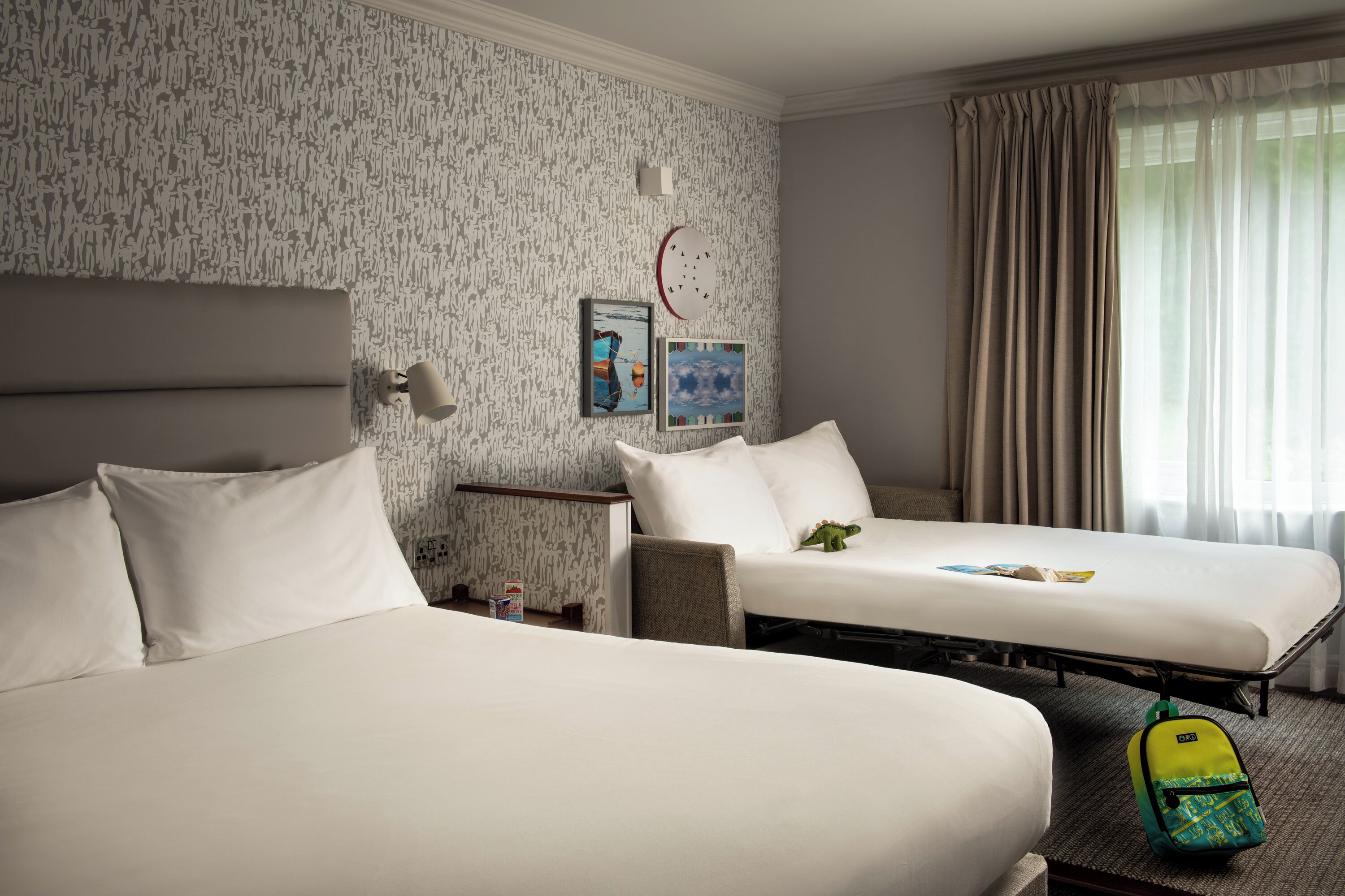 Familiesuite | Sengetøy av topp kvalitet, skrivebord og skrivebord for bærbar PC