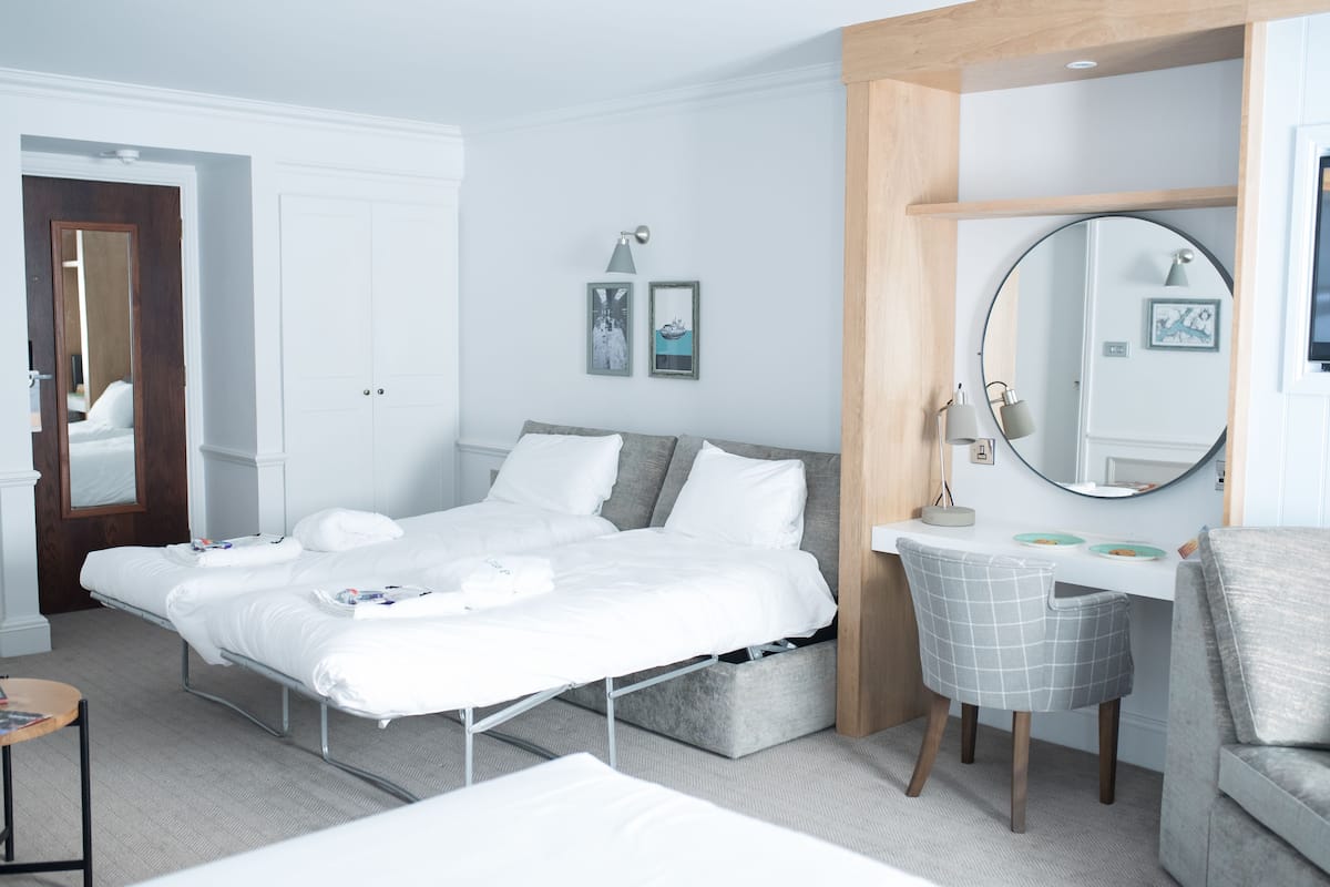 1 quarto, roupas de cama premium, escrivaninha