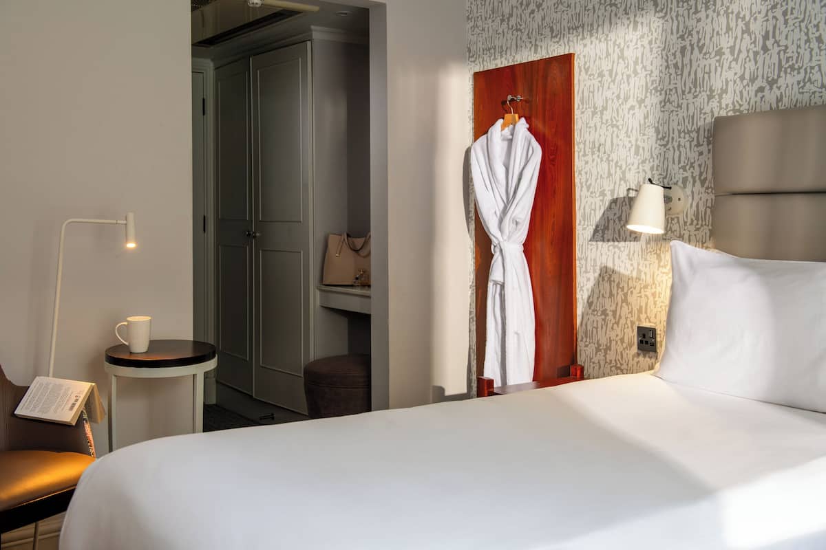 1 bedroom, premium bedding, desk, laptop workspace