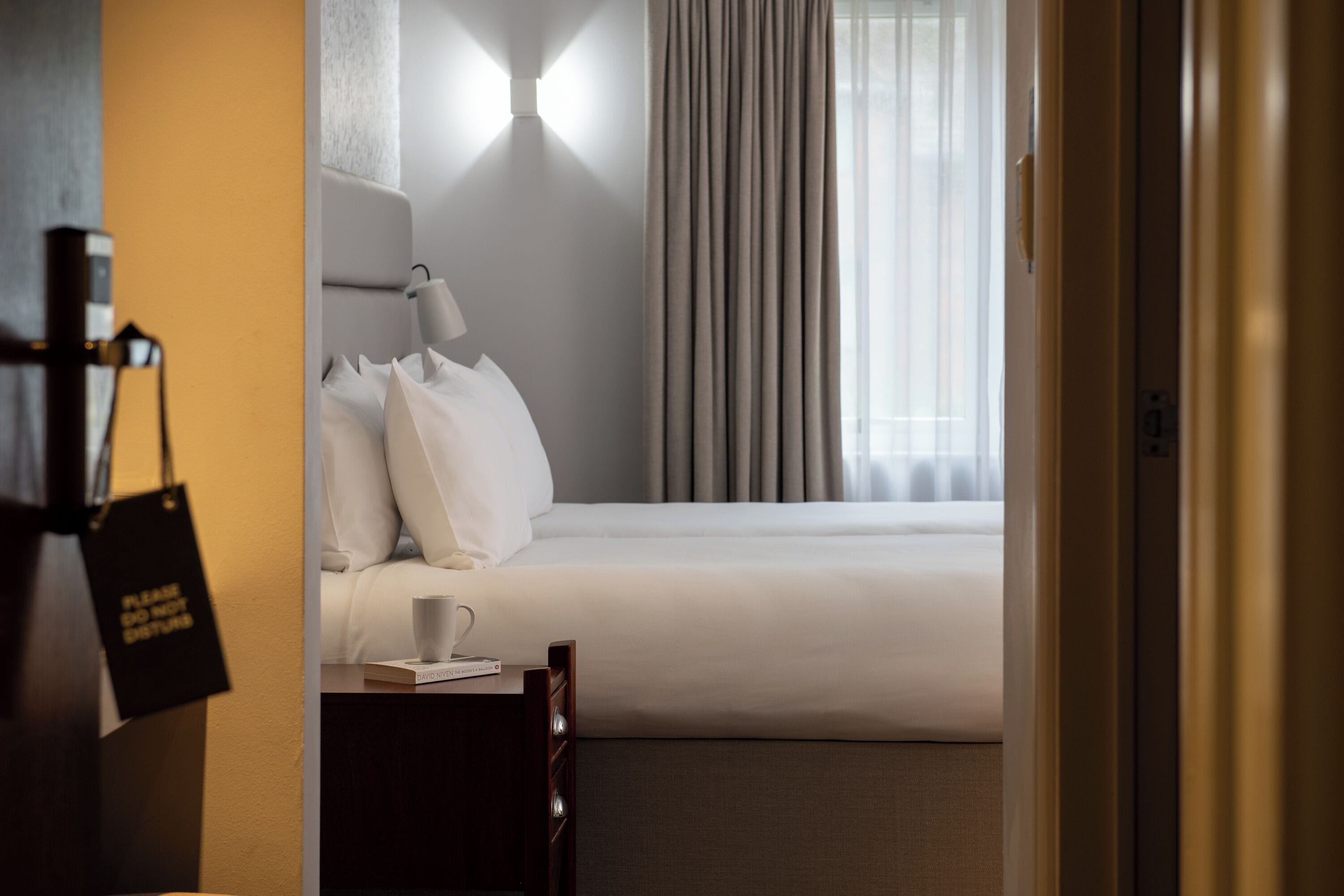 Dobbelt- eller tomannsrom – standard | Sengetøy av topp kvalitet, skrivebord og skrivebord for bærbar PC