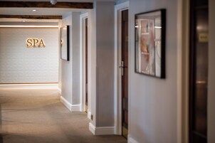 Salas de tratamiento para parejas, un sauna, una bañera de hidromasaje