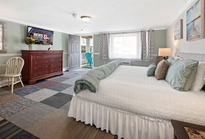 Standard Room, 1 King Bed | Premium bedding, blackout curtains, iron/ironing board, rollaway beds