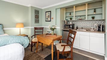 Partial Ocean View King Room | Private kitchen