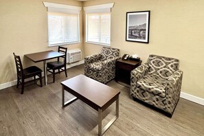 Premium bedding, desk, laptop workspace, blackout curtains - Rodeway Inn & Suites (Kamloops)