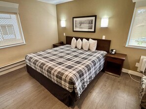 Premium bedding, desk, laptop workspace, blackout curtains - Rodeway Inn & Suites (Kamloops)