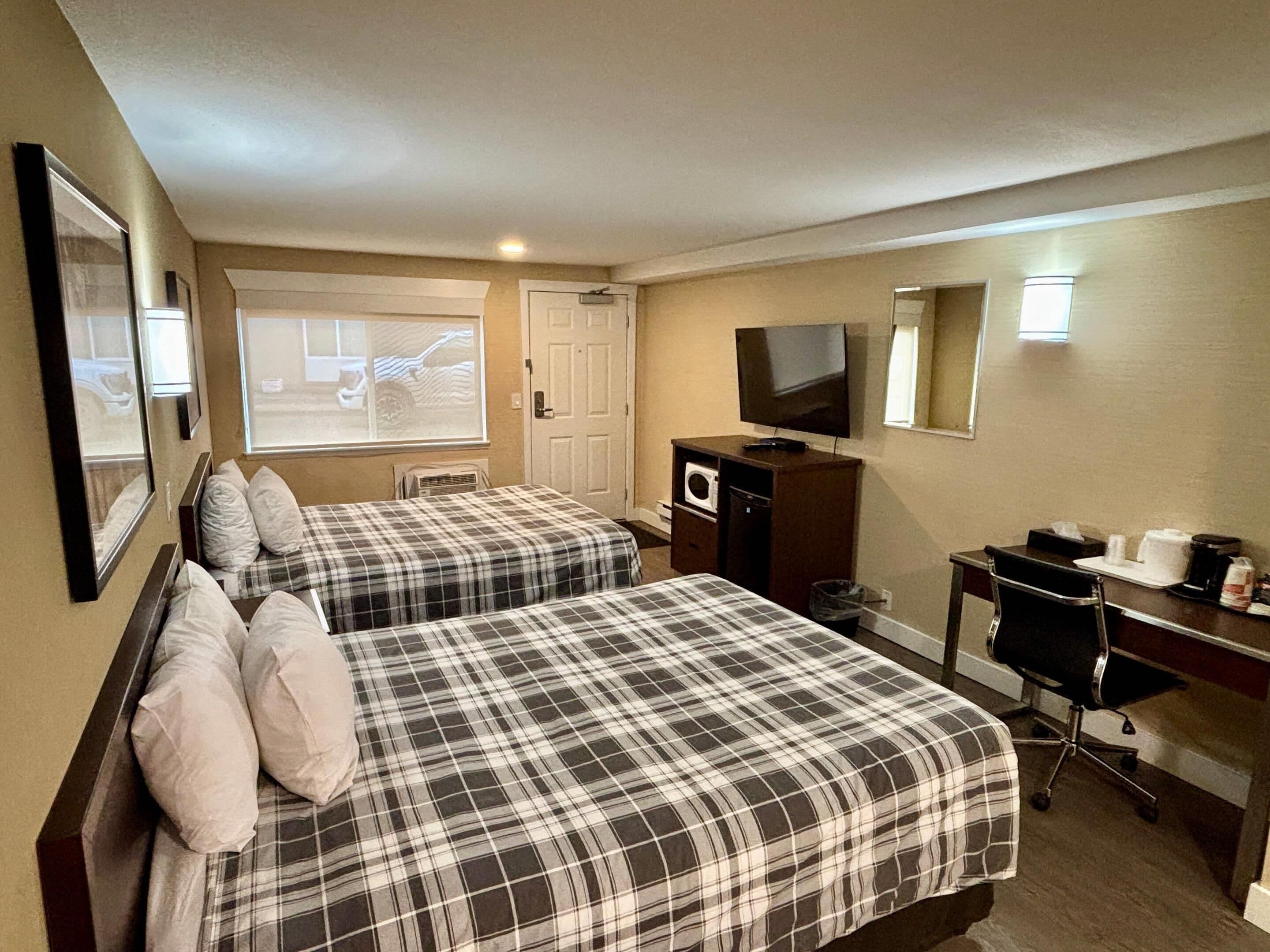 Seprai premium, meja kerja, dan ruang kerja ramah laptop