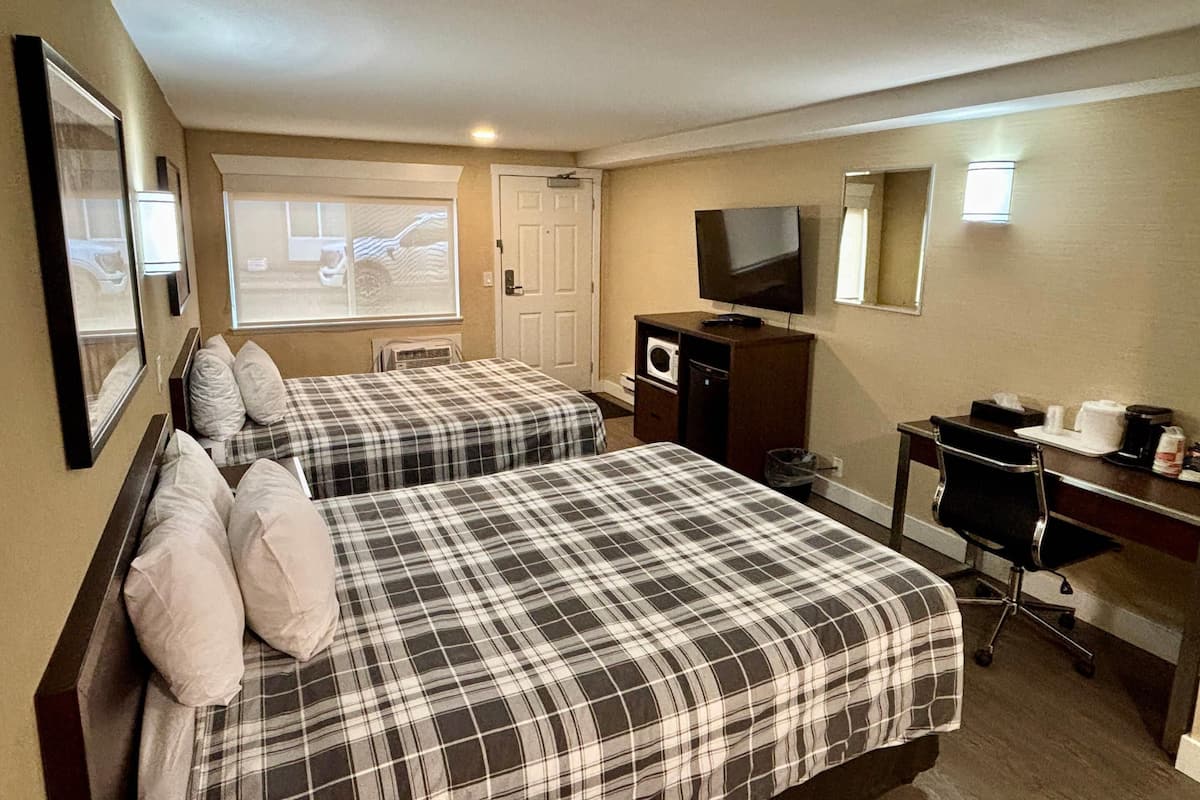 Seprai premium, meja kerja, dan ruang kerja ramah laptop